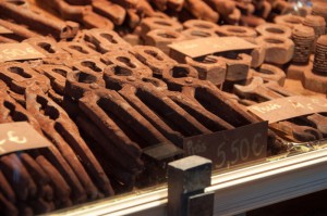 Das Foto zeigt einen Stand mit Schoko-Werkzeugen, insbesondere Schoko-Kneifzangen, die von Besuchern erworben werden können.