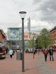 Straßenlaternen auf der Flaniermeile mit einer Übersicht auf die Einkaufsstraße