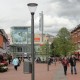 Straßenlaternen auf der Flaniermeile mit einer Übersicht auf die Einkaufsstraße