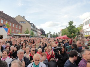 Klatschende Zuschauermenge vor der Bühne bei der NDR Sommertour