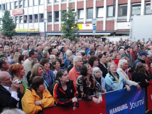 Bild von der Bühne der NDR Sommertour auf die dicht stehenden Zuschauer