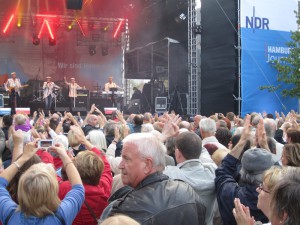 Die Zuschauermenge beklatscht die Performance auf der Bühne der NDR Sommertour
