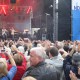 Die Zuschauermenge beklatscht die Performance auf der Bühne der NDR Sommertour