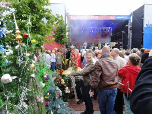 Geschmückte Bäume und die Bühnenshow der NDR Sommertour begeistern die Besucher.