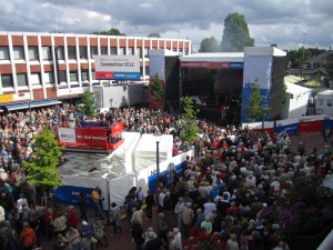 Blick von oben auf die NDR-Bühne, die von vielen Zuschauern besucht wird.