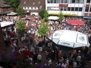 Blick von oben auf das Tibarg-Areal mit vielen Besuchern und Ständen für Essen und Trinken bei der NDR Sommertour 2012