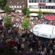 Blick von oben auf das Tibarg-Areal mit vielen Besuchern und Ständen für Essen und Trinken bei der NDR Sommertour 2012