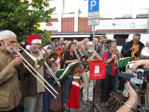 Bläserkonzert bei der NDR Sommertour mit weihnachtlicher Dekoration