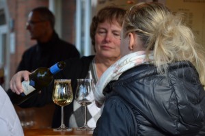 Zwei Frauen genießen ein Glas Wein