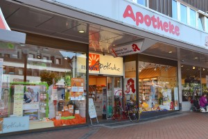 Das Foto zeigt die Blumen Apotheke am Tibarg in Hamburg-Niendorf von außen