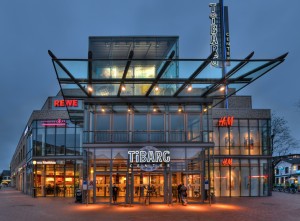 Das Foto zeigt den Eingang des Tibarg Centers in Hamburg-Niendorf