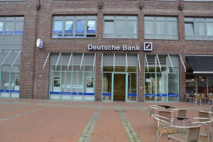 Frontansicht der Deutschen Bank Filiale in Hamburg-Niendorf am Tibarg