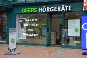 Das Foto zeigt die Frontansicht des Geers Hörgeräte Geschäfts am Tibarg in Hamburg-Niendorf
