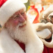 Nikolaus Tibarg Promotion Das Foto zeigt den Nikolaus mit weißen Bart und Weihnachtsmütze.