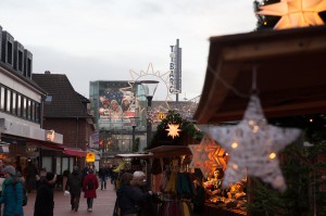 Weihnachtlich dekorierte Stände