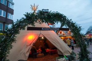 Das Bild zeigt das Kinderbasteltipi auf dem Weihnachtsmarkt, in dem Kinder basteln können.