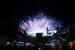 Ein Foto vom prachtvollen und bunten Feuerwerk auf dem Tibarg in Hamburg-Niendorf