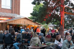 Zusammensitzen bei gemütlicher Beleuchtung beim Bauernmarkt & Weinfest 2015 auf dem Tibarg