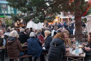 Zusammensitzen beim Bauernmarkt & Weinfest 2015 auf dem Tibarg