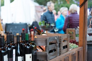 Weinflaschen, Weinkisten und Weintrauben beim Bauernmarkt & Weinfest 2015 auf dem Tibarg