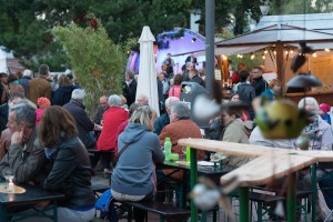 Beisammensitzen auf den Bierbänken beim Bauernmarkt & Weinfest 2015 auf dem Tibarg