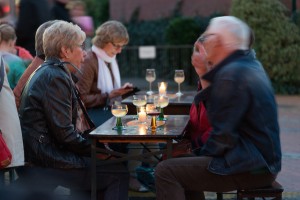 Gemütliches Zusammensitzen auf den Bierbänken beim Bauernmarkt & Weinfest 2015 auf dem Tibarg