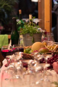 Wein, Weingläser und Obst auf dem Bauernmarkt & Weinfest 2015 auf dem Tibarg