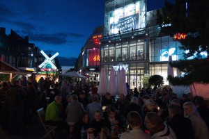 Gemütliches Beisammensein beim Bauernmarkt & Weinfest 2015 auf dem Tibarg