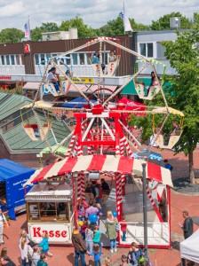 Das Foto zeigt ein Riesenrad auf dem Tibargfest 2016 in Hamburg-Niendorf von oben