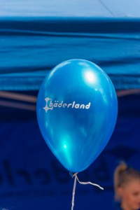 Das Foto zeigt einen blauen Ballon vom Bäderland beim Tibargfest 2016 in Hamburg-Niendorf