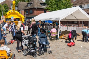 Das Foto zeigt Spiel und Spaß für die Kleinen beim Tibargfest 2016 in Hamburg-Niendorf