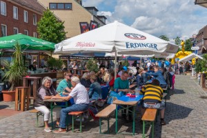 Das Foto zeigt Menschen im Biergarten des Tibargfest 2016 in Hamburg-Niendorf am Tibarg