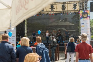 Das Foto zeigt die Schulband Kath's & Com auf der Bühne beim Tibargfest 2016 in Hamburg-Niendorf am Tibarg