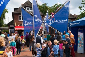 Kinder beim Trampolinspringen beim Tibargfest 2016 in Hamburg-Niendorf am Tibarg