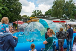 Das Foto zeigt Kinder in den Wasserbällen beim Tibargfest 2016 in Hamburg-Niendorf am Tibarg