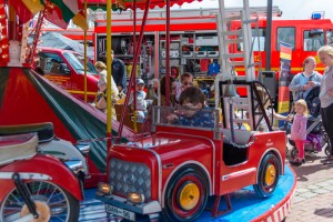 Das Foto zeigt Kinder auf dem Kinderkarussel beim Tibargfest in Hamburg-Niendorf