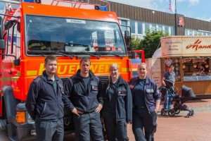 Das Foto zeigt vier Mitarbeiter der freiwilligen Feuerwehr Niendorf beim Tibargfest 2016
