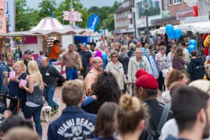 Das Foto zeigt ein buntes Treiben der Menschenmenge beim Tibargfest 2016 in Hamburg-Niendorf