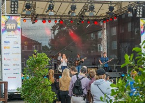 das Foto zeigt Menschen und die Bühne beim Tibargfest 2016 in Hamburg-Niendorf am Tibarg