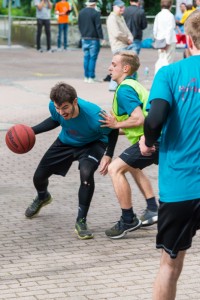 Das Foto zeigt die Spieler des Tibarg Streetball Cups beim Tibargfest