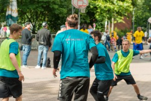 Das Foto zeigt die Spieler des Tibarg Streetball Cups beim Tibargfest