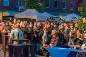 Das Foto zeigt die Menschen beim Fußball Public Viewing der EM 2016 beim Spiel Deutschland-Italien