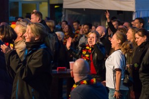 Das Foto zeigt die Menschen beim Fußball Public Viewing der EM 2016 beim Spiel Deutschland-Italien