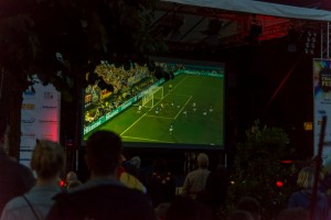 Das Foto zeigt die Menschen beim Fußball Public Viewing der EM 2016 beim Spiel Deutschland-Italien