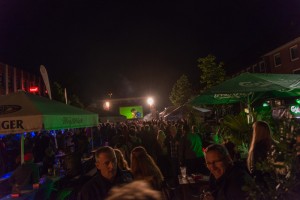 Auf diesem Bild sind die Zuschauer beim Public Viewing des EM-Spiels Deutschland-Italien am Tibarg zu sehen