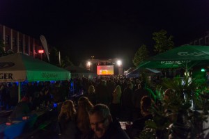 Auf dem Bild sind die Zuschauer des Fußball-Spiels Deutschland gegen Italien beim Tibargfest zu sehen.