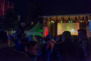 Auf dem Bild ist die Leinwand des Public Viewing beim Tibargfest zu sehen.