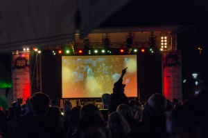 Auf dem Bild ist die Leinwand des Public Viewing beim Tibargfest zu sehen.