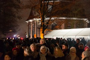 Waldsingen vor der Kirche am Niendorfer Markt