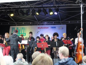 Das Foto zeigt ein Orchester mit Jugendlichen beim Tag der Musik. In der ersten Reihe stehen die Bläser.
